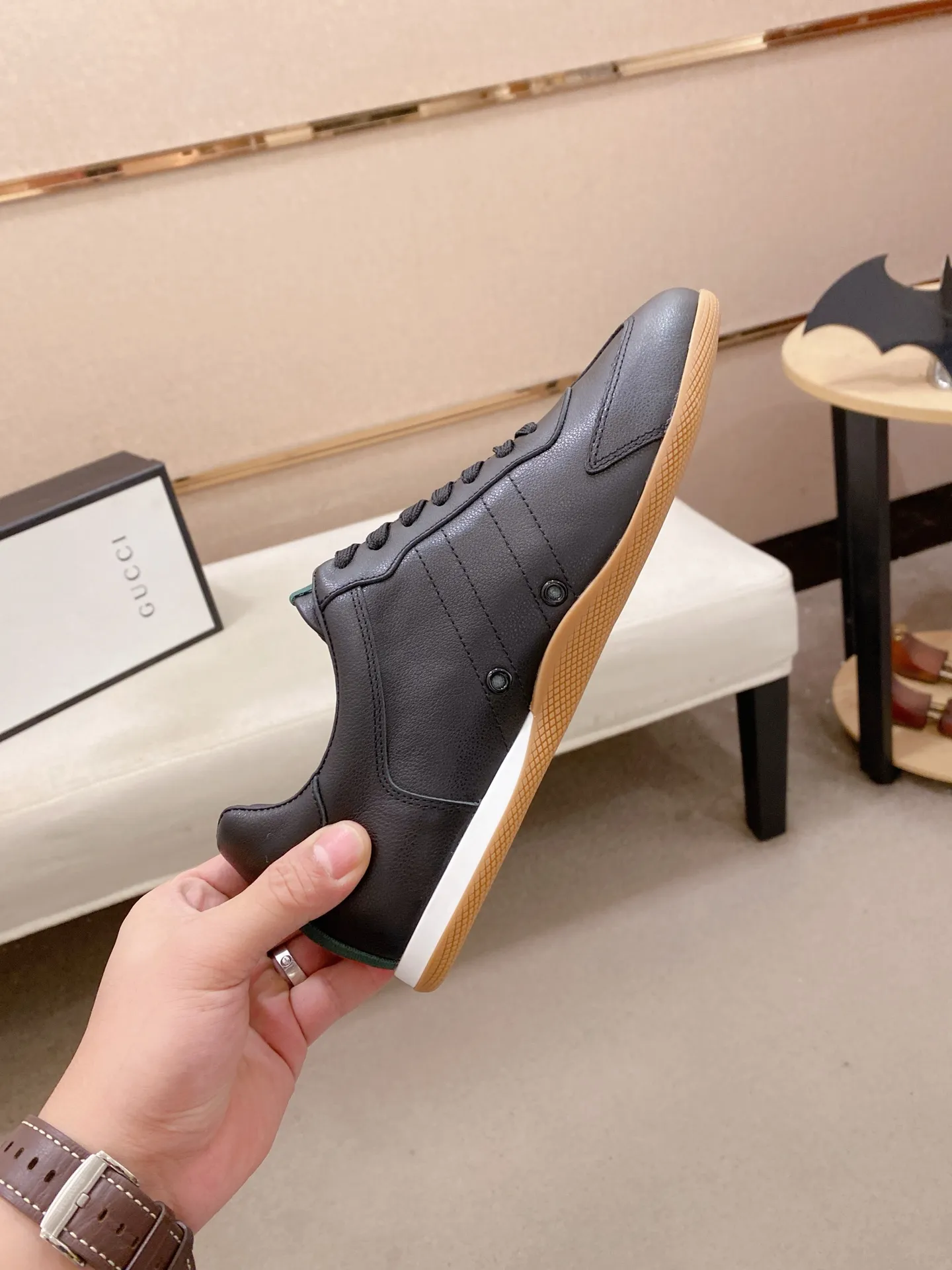 Men's shoes 💰 462💰The new GUCCI (Gucci) counters are launched simultaneously. The new men's shoes, 😘fabrics are selected from imported cowhide, and the lining is sheepskin lining. 👍🏿 High-end ☄️ air-cushion molded anti-slip rubber outsole, exquisite lines, simple and elegant, comfortable and high-end for leisure travel. Code number: 38 to 44 (45 can be customized and cannot be returned or exchanged)